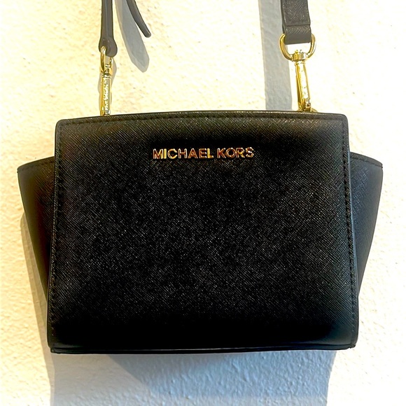 Michael Kors Handbags - Michel Kors Mini Selma Leather crossbody bag black gold hardware Like New